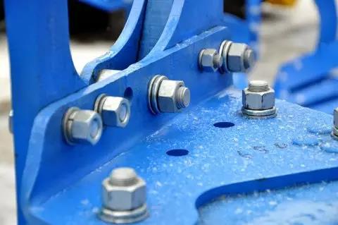 8等级高强度保险螺栓的应用保证了机具在极其恶劣的地域环境下能够